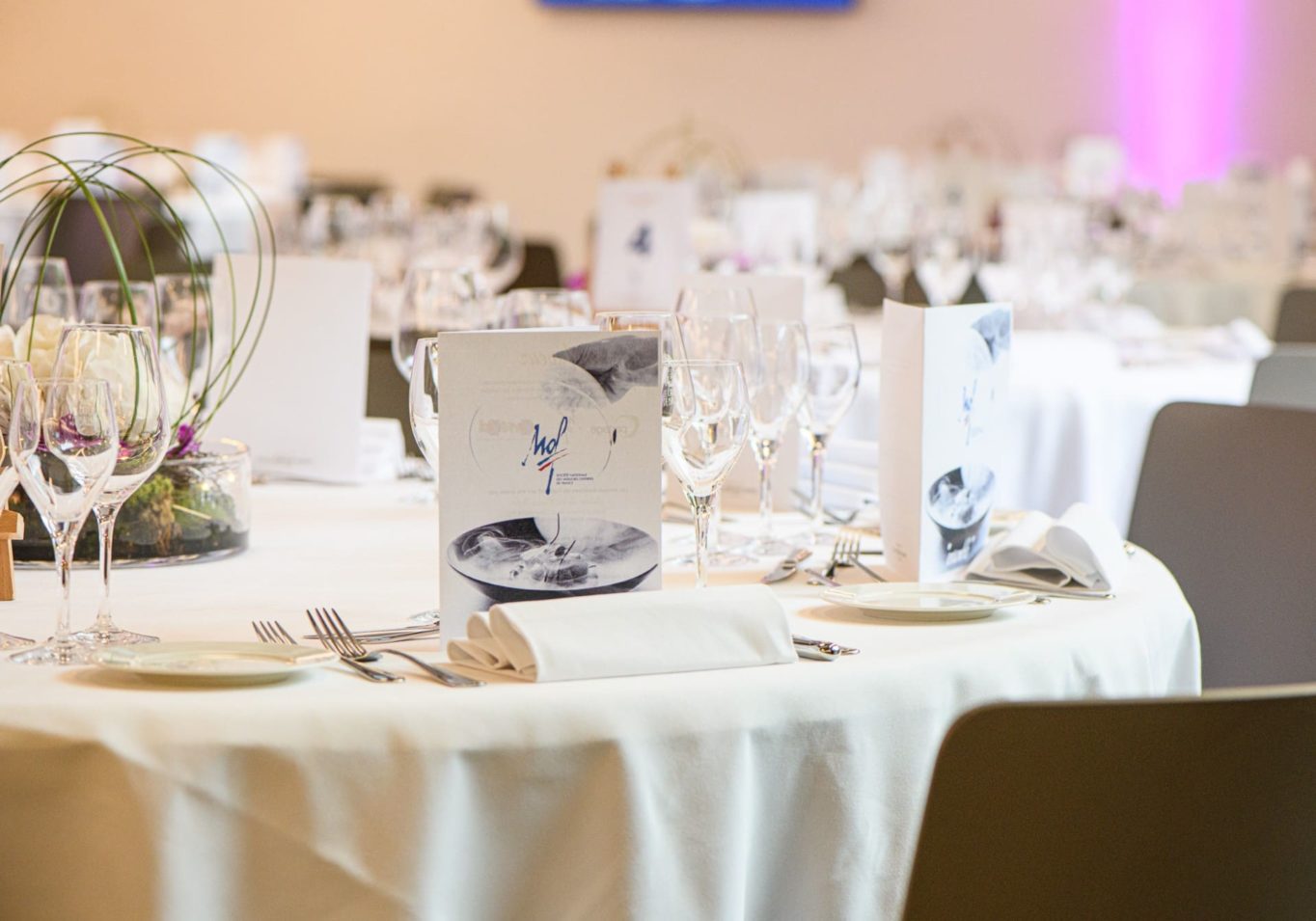 Salle de réception élégante préparée par l'EHG Traiteur pour un événement ou mariage à Genève. Mise en place.