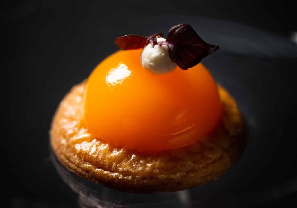 traiteur pour fêtes de fin d'année. Présentation de canapés gastronomiques par l'EHG Traiteur : fraîcheur et élégance pour vos réceptions