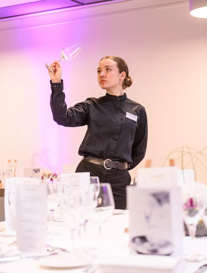 Serveuse au restaurant Vieux Bois à Genève