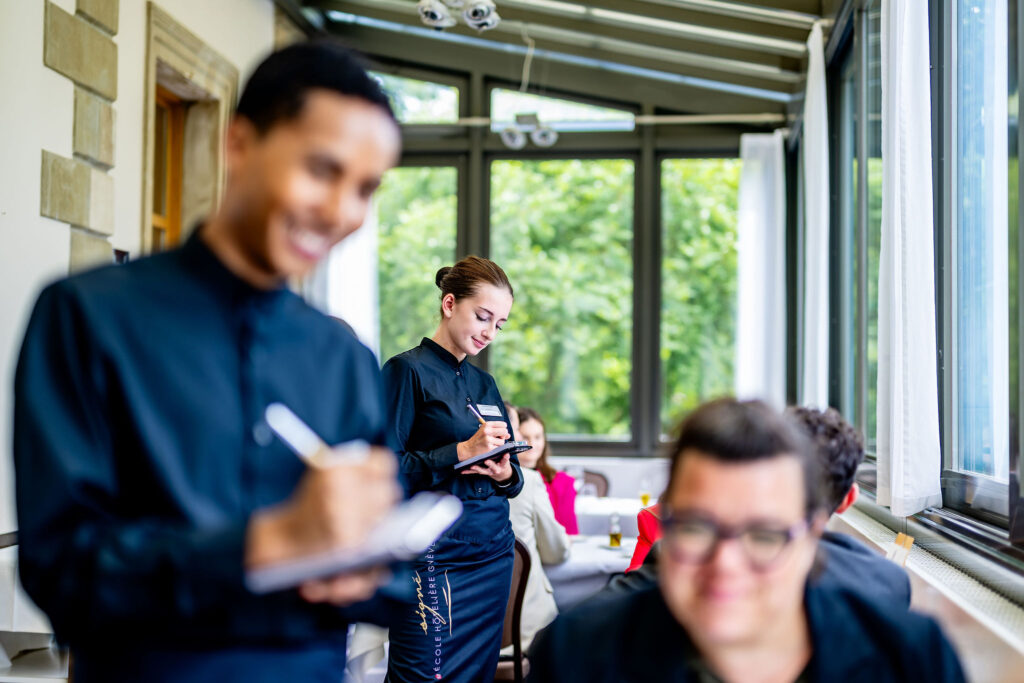 Service en action au Vieux Bois : étudiants de l'EHG prenant les commandes à Genève.