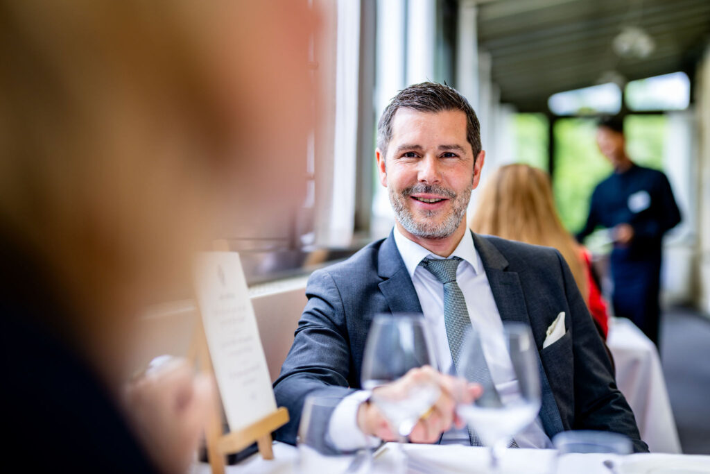 Client élégant déjeunant au Vieux Bois, Restaurant d'Application de l'EHG à Genève.
