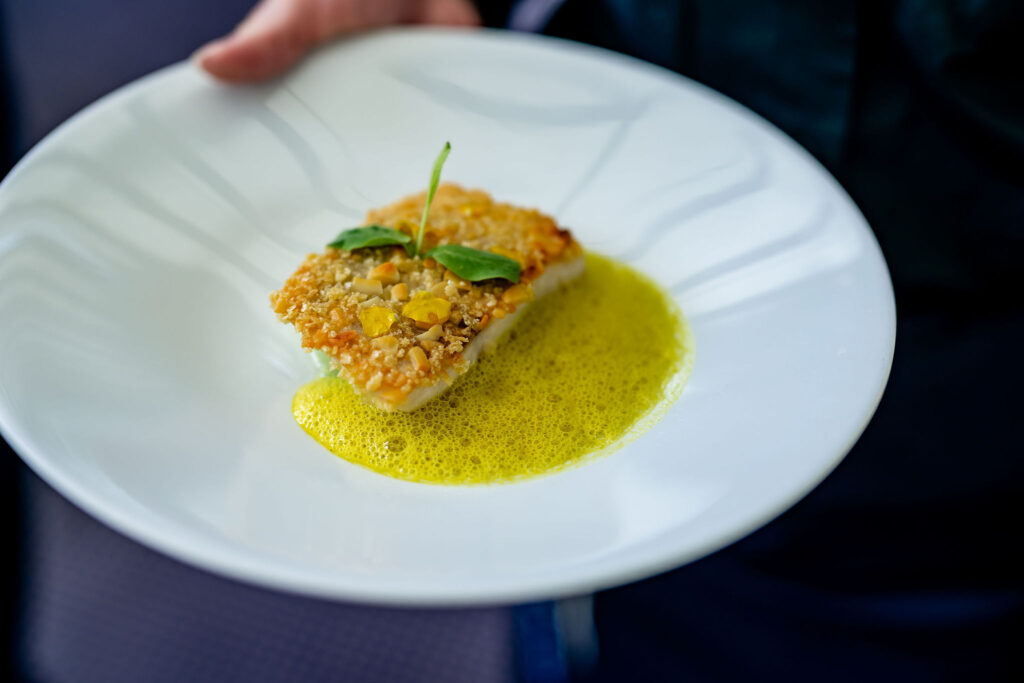 Plat de poisson gastronomique du Vieux Bois, préparé par les étudiants de l'EHG à Genève.